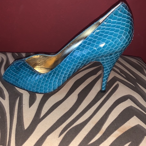 Designer BRUNO MAGLI Beautiful Snake Print peep toe heels, Size 8 - Picture 8 of 16